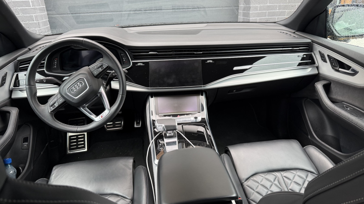 Audi Q7 (Czarny)